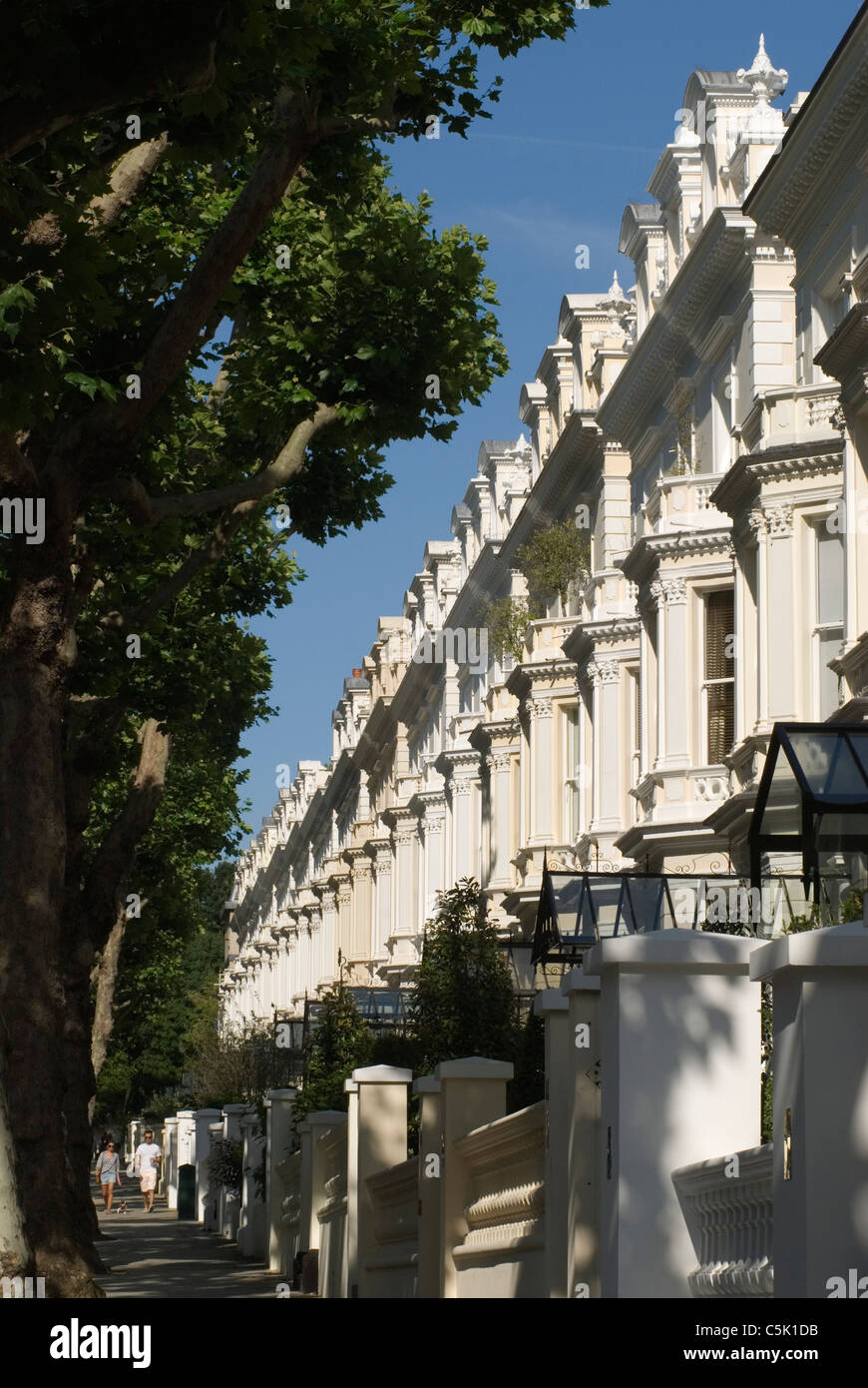 Holland Park Londra W.11. Regno Unito questa strada o strada si chiama semplicemente "Holland Park" vista esterna costose proprietà 2010s 2011 UK HOMER SYKES Foto Stock