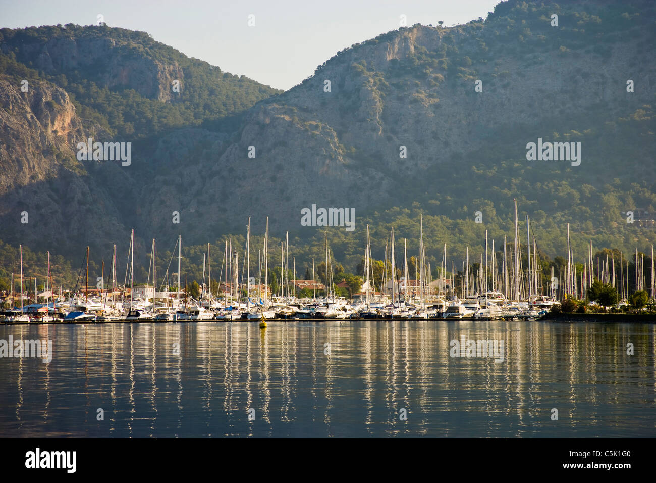 Velieri ormeggiati a Gocek, Fethiye Bay, Turchia Foto Stock