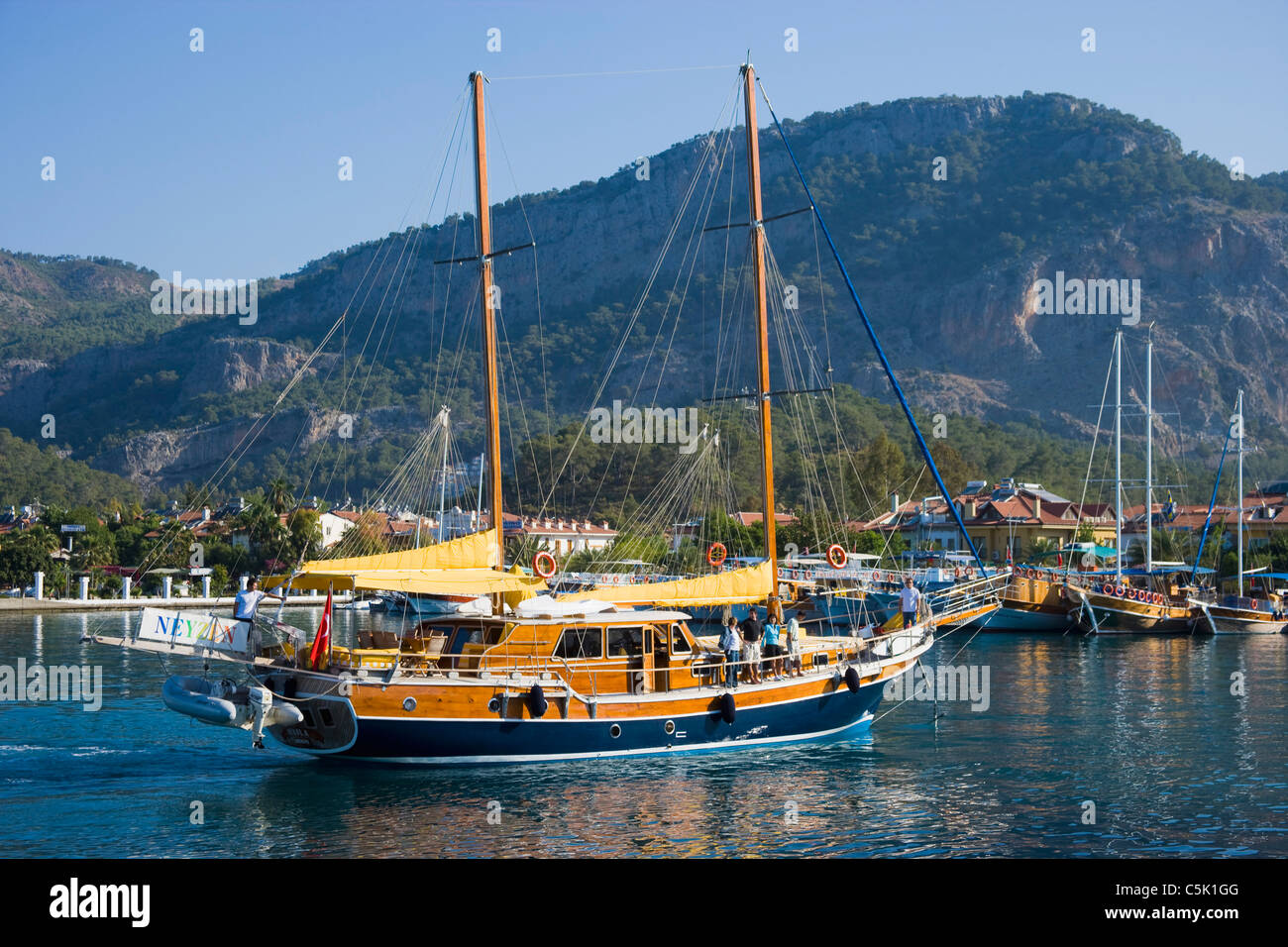 Bagno turco yachts Gulets sulla crociera blu ormeggiato a Gocek, Fethiye Bay, Turchia Foto Stock
