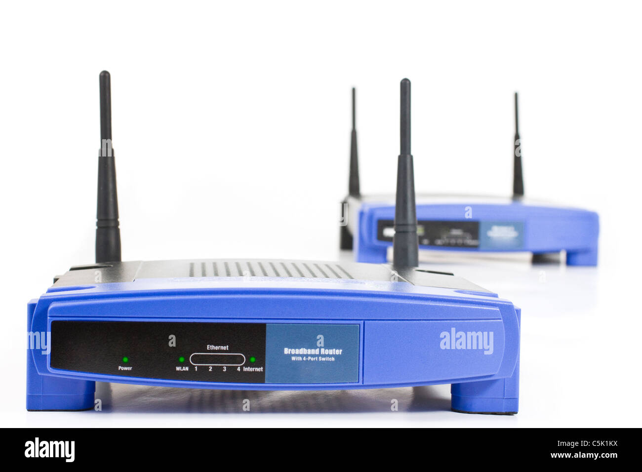 Blu i router internet con due antenne. Isolato su bianco. Uno in background Foto Stock