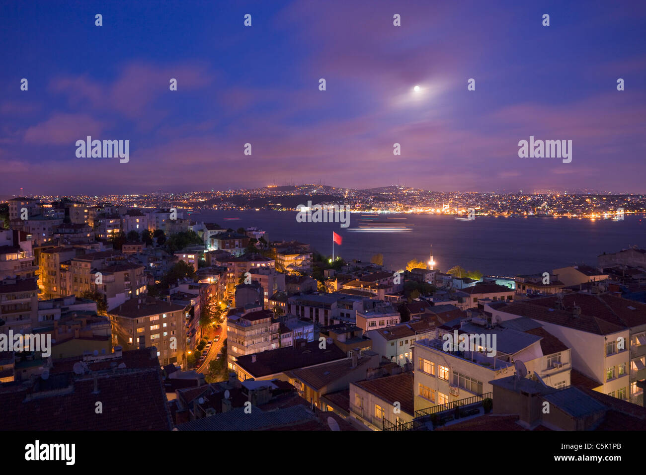 Il Bosforo come visto da Cihangir di notte, Istanbul, Turchia Foto Stock