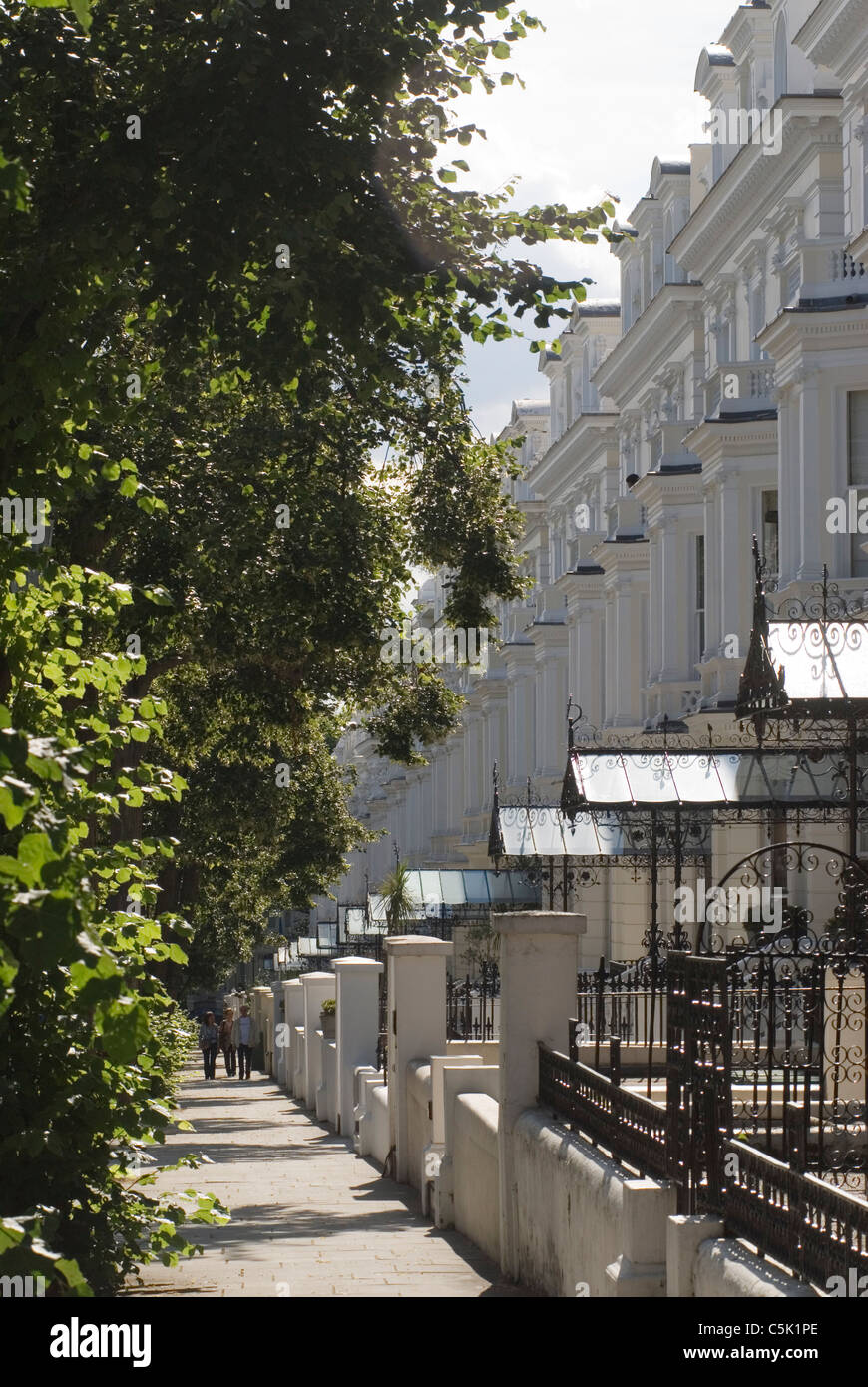 Holland Park Londra W.11. Regno Unito questa strada o strada si chiama semplicemente "Holland Park" vista esterna costose proprietà 2010s 2011 UK HOMER SYKES Foto Stock