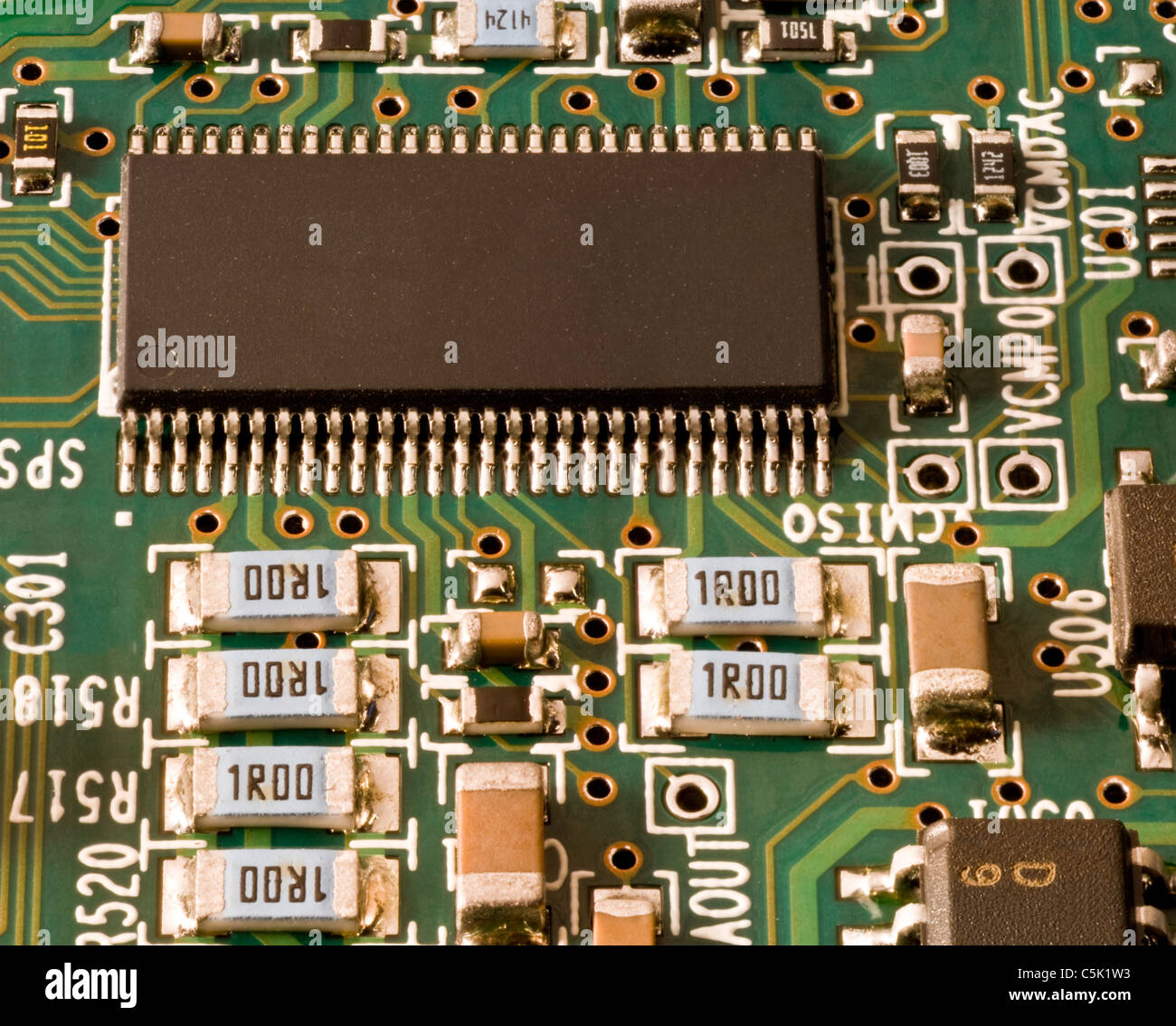 Chip di memoria restistor e altre cose (tutti montati su superficie)Copyspace sul circuito integrato Foto Stock