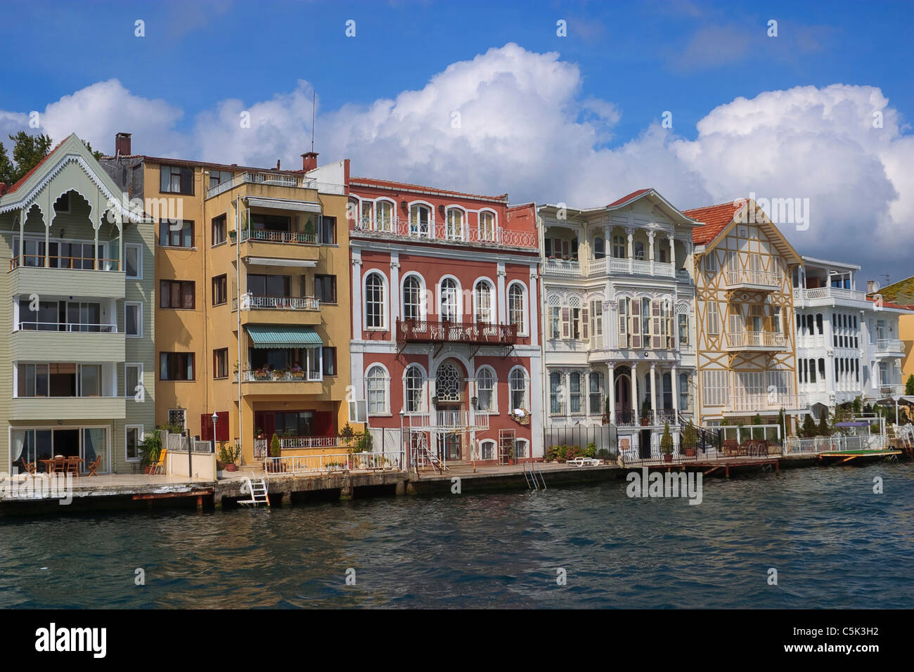 Le ville fronte mare, sul Bosforo, Istanbul, Turchia Foto stock - Alamy