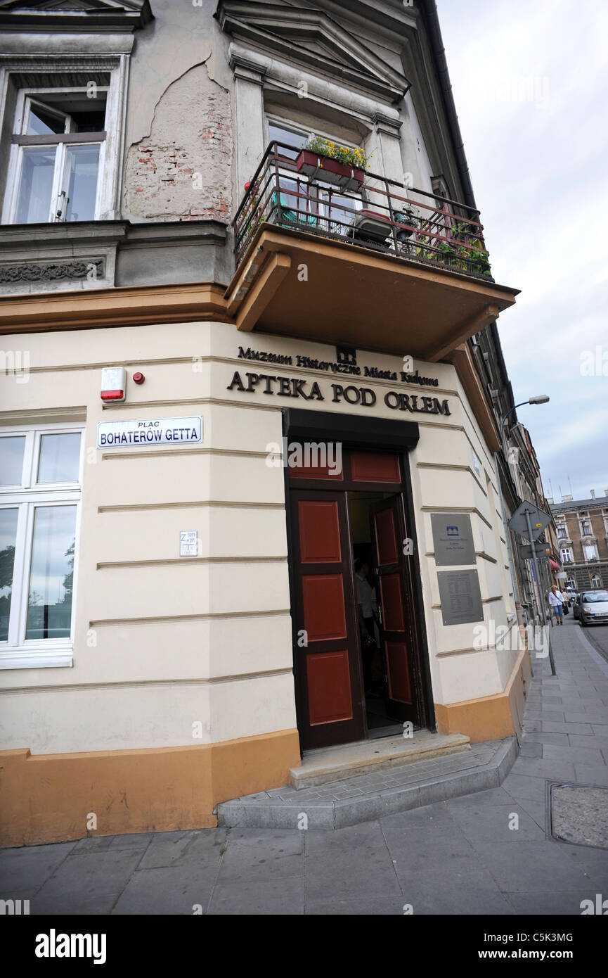 La farmacia sotto l'Aquila un centro di resistenza nazista nel quartiere di  Podgórze che divenne il Ghetto Ebraico di Cracovia Foto stock - Alamy