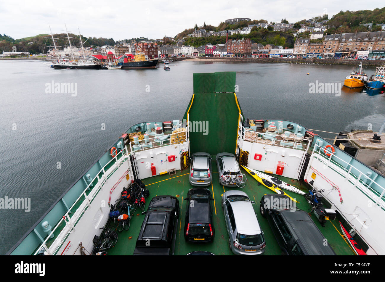 La Scottish west coast città di Oban visto da di Caledonian MacBrayne ferry 'MV Clansman' in uscita per le Ebridi Esterne. Foto Stock