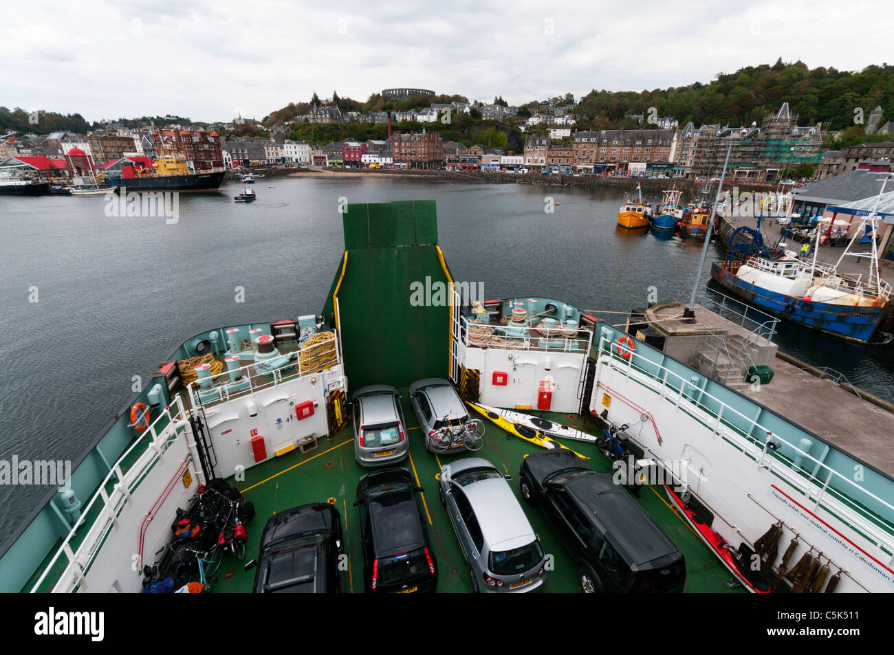 La Scottish west coast città di Oban visto da di Caledonian MacBrayne ferry 'MV Clansman' in uscita per le Ebridi Esterne. Foto Stock