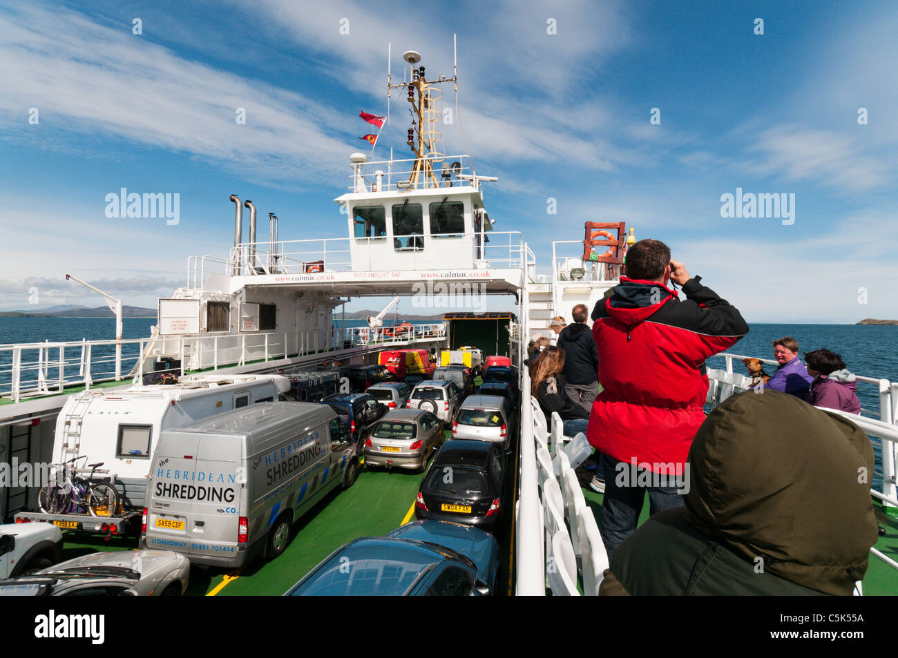 I passeggeri sulla Caledonial MacBrayne traghetto per auto 'MV Loch Alainn' che attraversa il suono di barra per l'Isola di Eriskay. Foto Stock