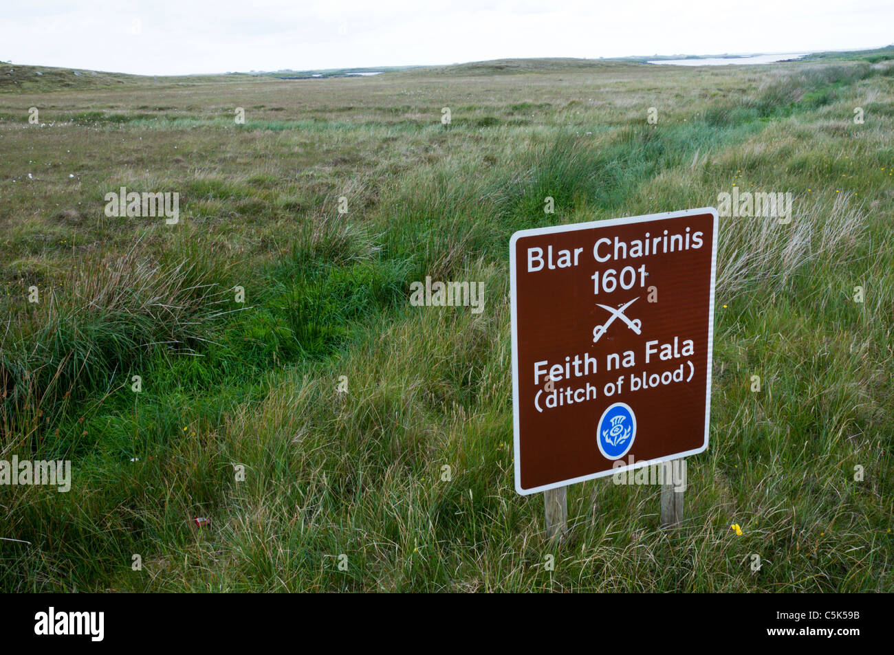 Un segno segna il campo di battaglia della battaglia di Cairinis e il Fosso di sangue sulla delle Ebridi isola di North Uist. Foto Stock
