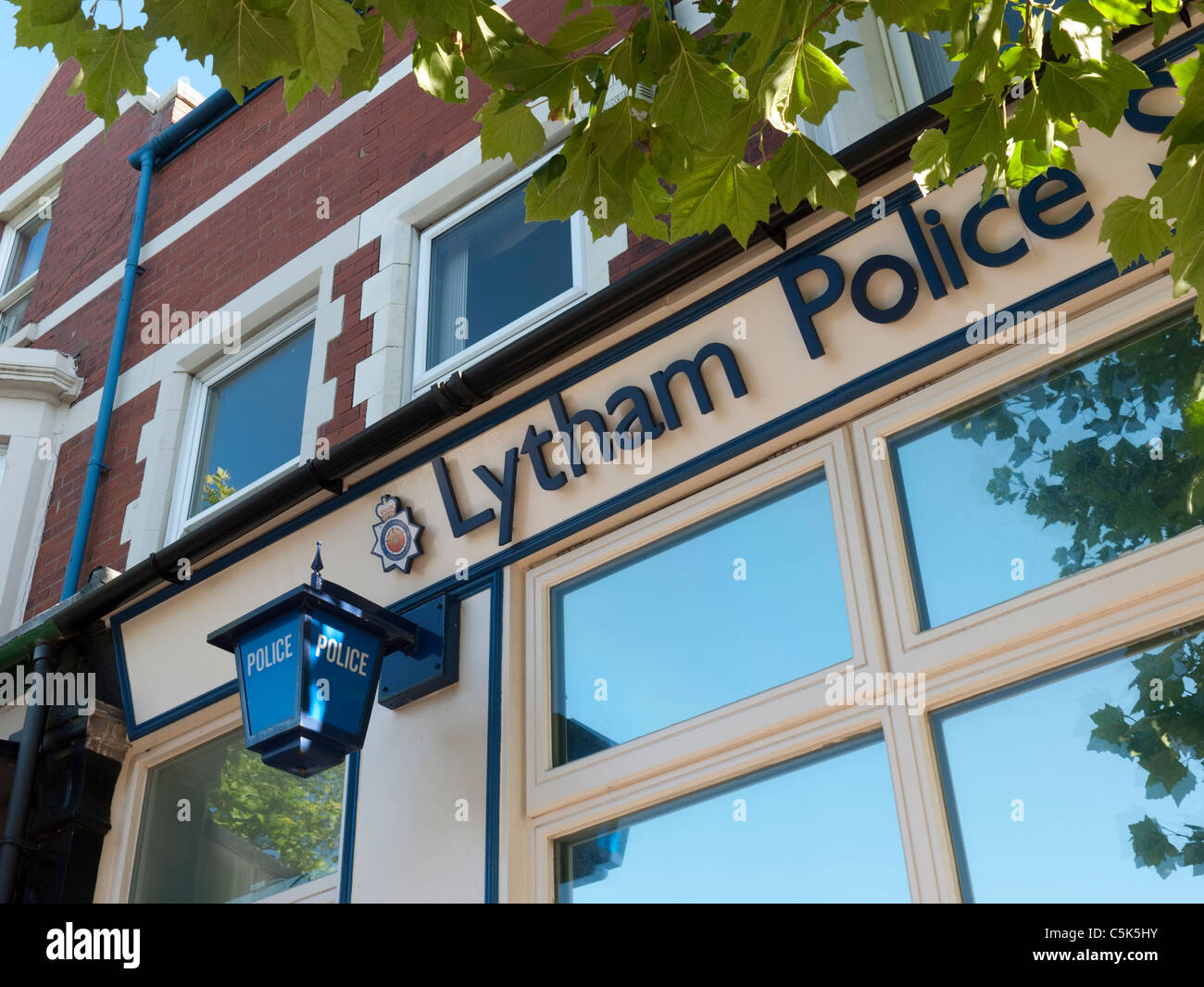 Close-up di Lytham stazione di polizia di segno e la spia blu Foto Stock