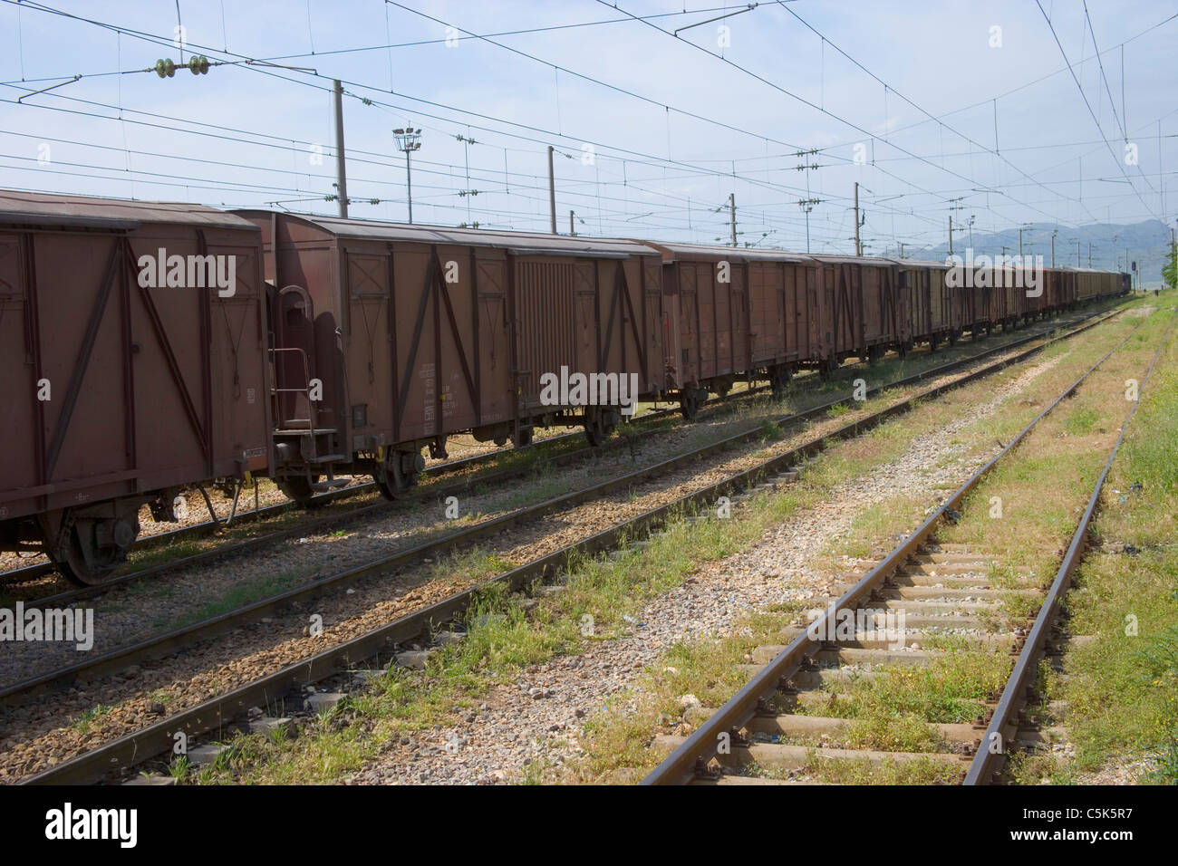 Treno merci e rotaie come visto da dentro la stazione ferroviaria, Fevzipasa, nei pressi di Gaziantep / Antep, Turchia Foto Stock