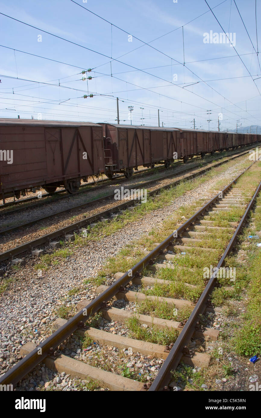 Treno merci e rotaie come visto da dentro la stazione ferroviaria, Fevzipasa, nei pressi di Gaziantep / Antep, Turchia Foto Stock