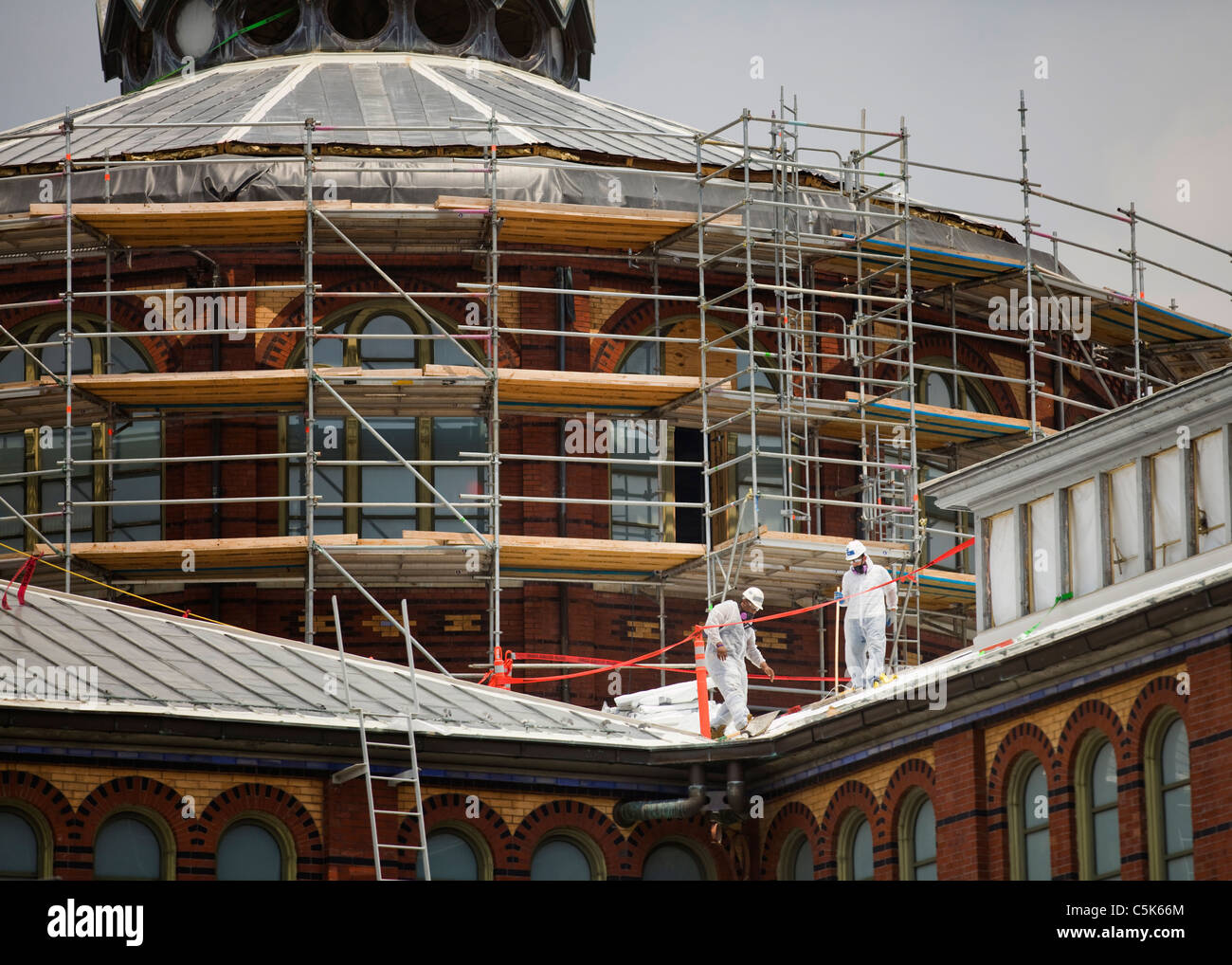 Costruzione di restauratori tetto di lavoro storico di Smithsonian's Arts e Museo delle industrie Foto Stock