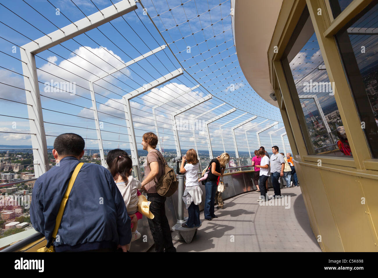 I turisti sulla piattaforma di osservazione presso lo Space Needle a Seattle Washington STATI UNITI D'AMERICA Foto Stock