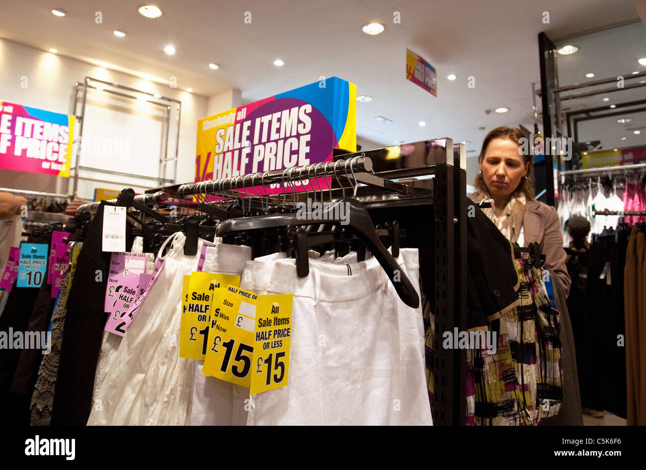 Gli amanti dello shopping nel prossimo negozio abbigliamento vendita, Covent Garden London REGNO UNITO Foto Stock