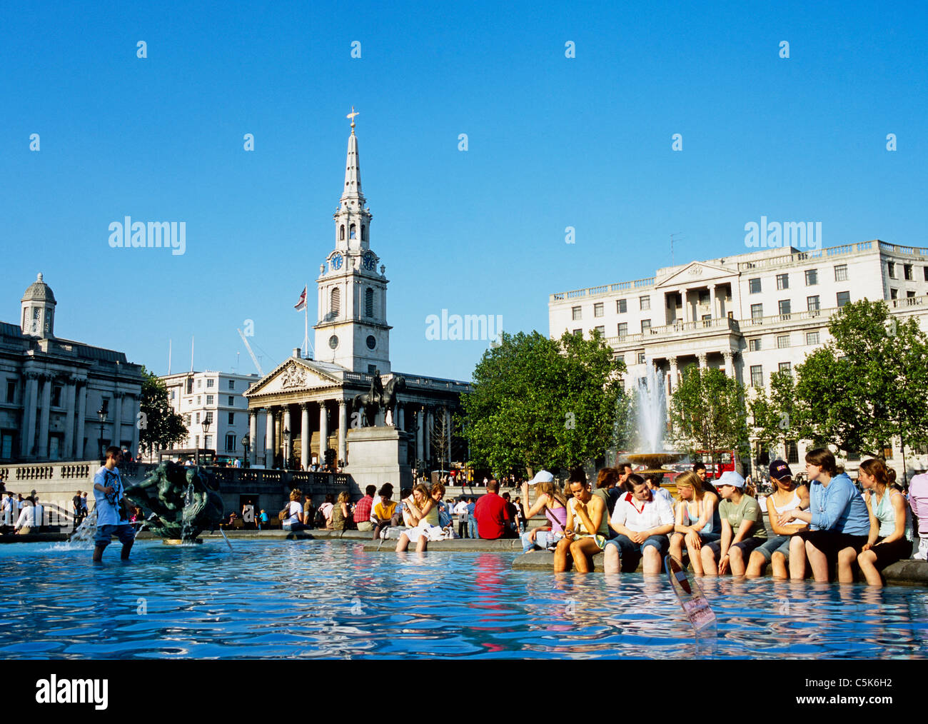 Persone nella fontana di Trafalgar Square London Regno Unito Foto Stock