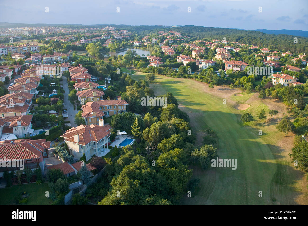 Kemer case di campagna e il campo da golf di Gokturk, Kemerburgaz, antenna, Istanbul, Turchia Foto Stock
