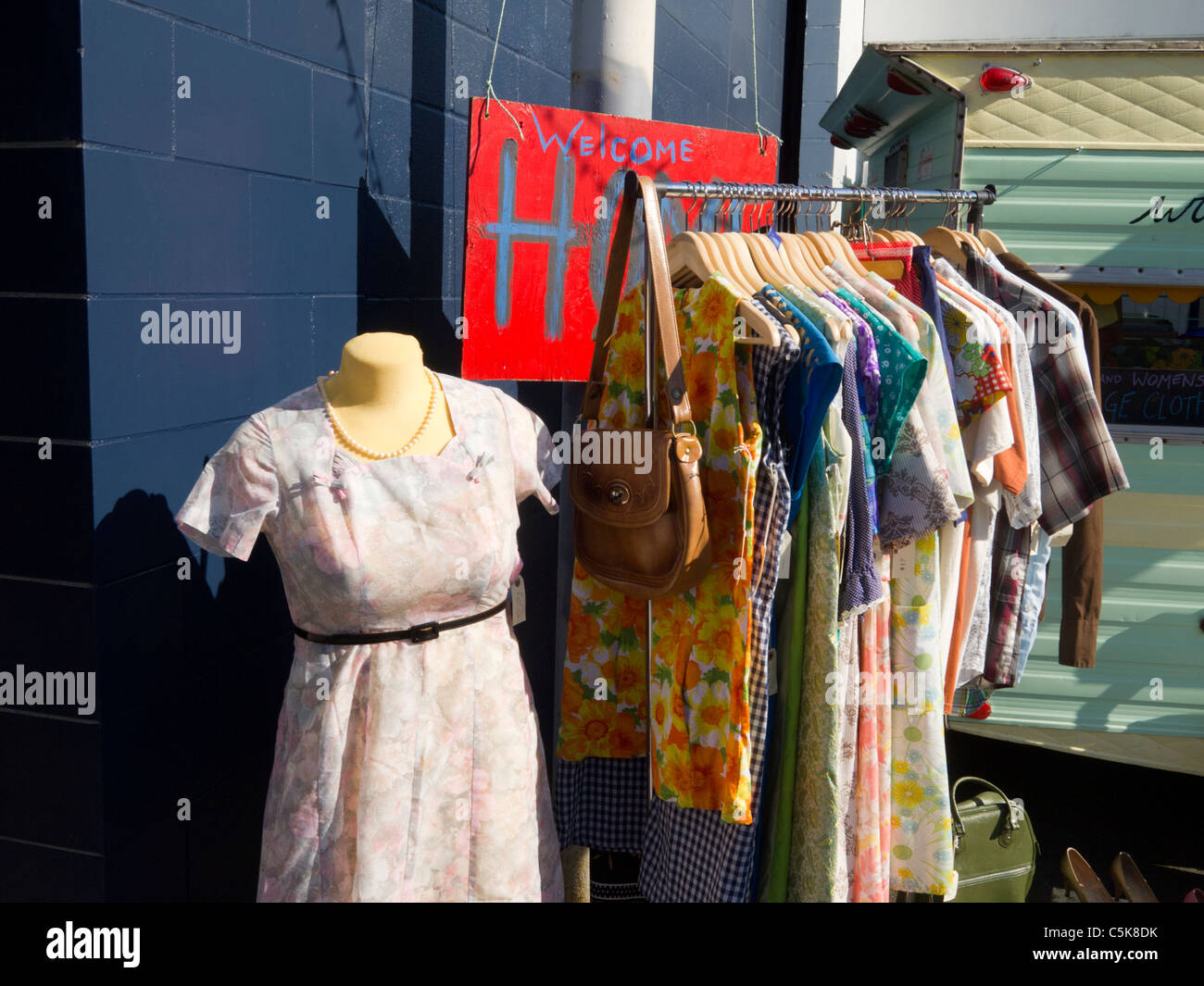 Rimorchio vendita di abbigliamento vintage, Portland, Oregon. È stato parcheggiato a fianco di un gruppo di carrelli di cibo. Foto Stock Rimorchio vendita di abbigliamento vintage, Portland, Oregon. È stato parcheggiato a fianco di un gruppo di carrelli di cibo. Foto Stock