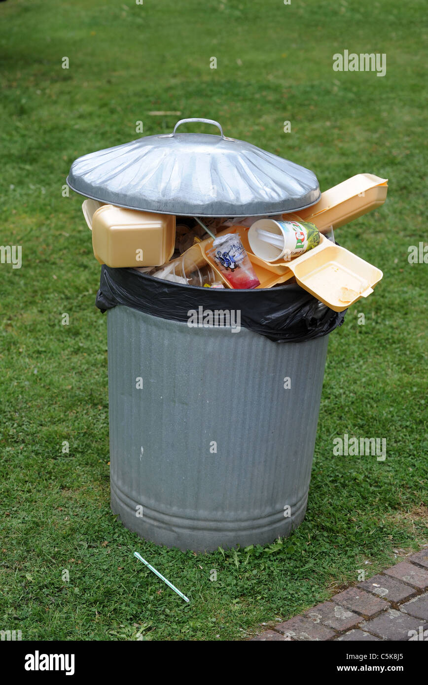 Traboccante spazzatura Foto Stock