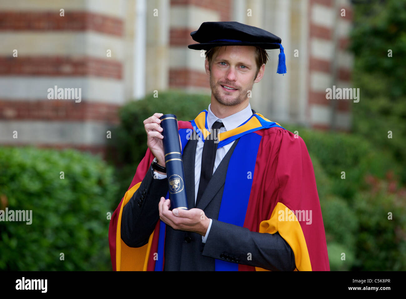 True Blood attore Alexander Skarsgard riceve un dottorato onorario di Art award da Leeds Metropolitan University Foto Stock