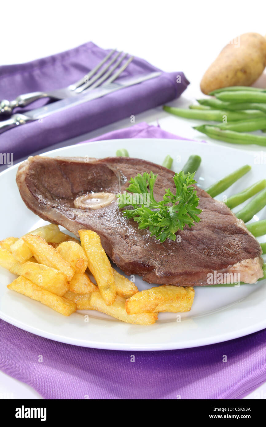 Una fetta di gamba di agnello con fagiolini Foto Stock