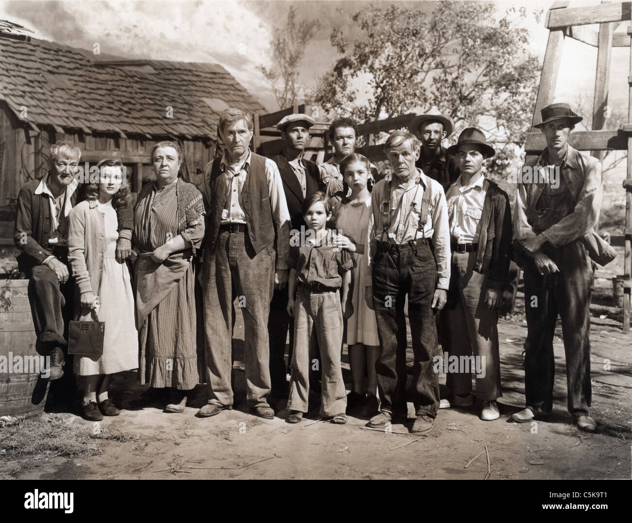 Le uve di ira Anno: 1940 USA Direttore: John Ford Charley Grapewin, Dorris Bowdon,Jane Darwell, Russell Simpson, Henry Fonda, Frank Darien, Eddie Quillan, John Carradine basato su John Steinbeck Foto Stock