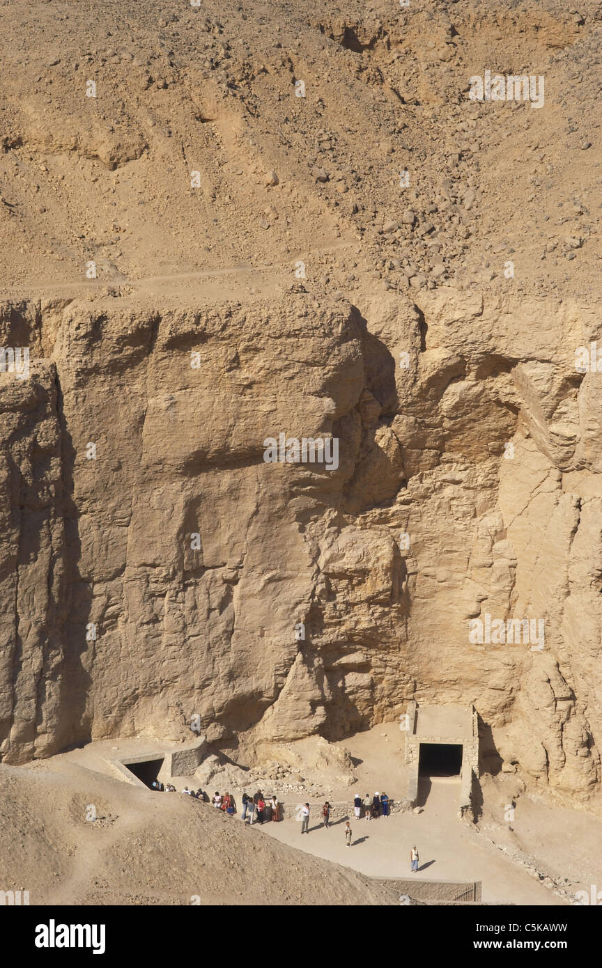 L'Egitto. La Valle dei Re. I turisti in una tomba ingresso. Nuovo Regno. Foto Stock