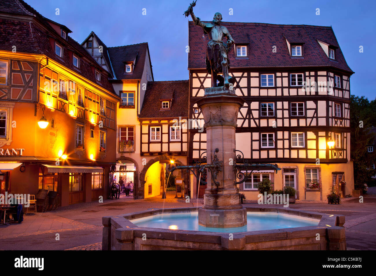 La fontana e la statua del barone Lazare de Schwendi nella Place de l'Ancienne Douane, Colmar, Alsazia Haut-Rhin Francia Foto Stock