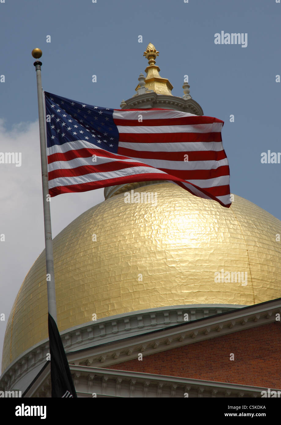 Cupola dorata di Boston è stato House - Massachusetts con noi bandiera nazionale Foto Stock