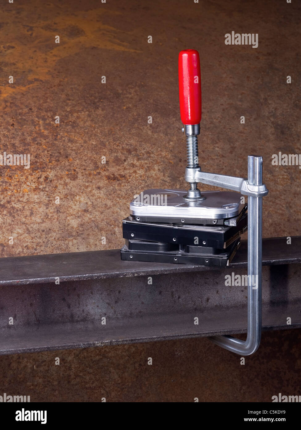 I dischi rigidi e la fascetta in background arrugginito con spazio di copia Foto Stock