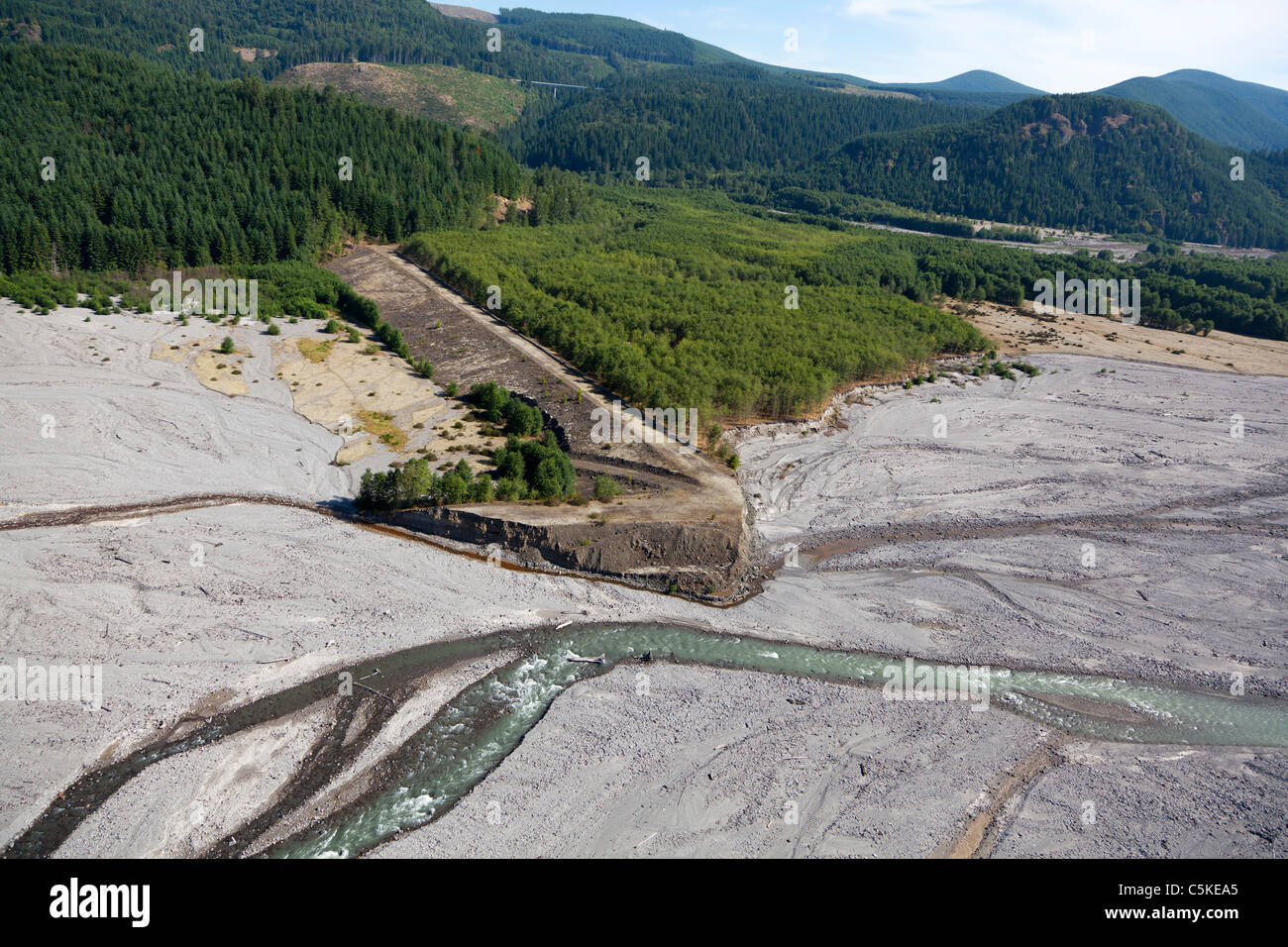 Immagine aerea di una diga di controllo sul fiume Toutle nei pressi del Monte St Helens Washington STATI UNITI D'AMERICA Foto Stock