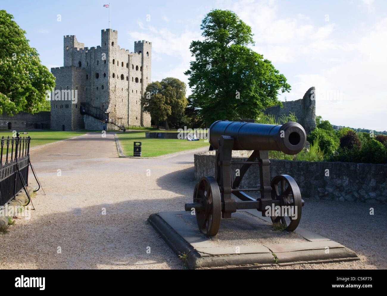 Un cannone e Rochester Castle, Kent, Inghilterra. Foto Stock