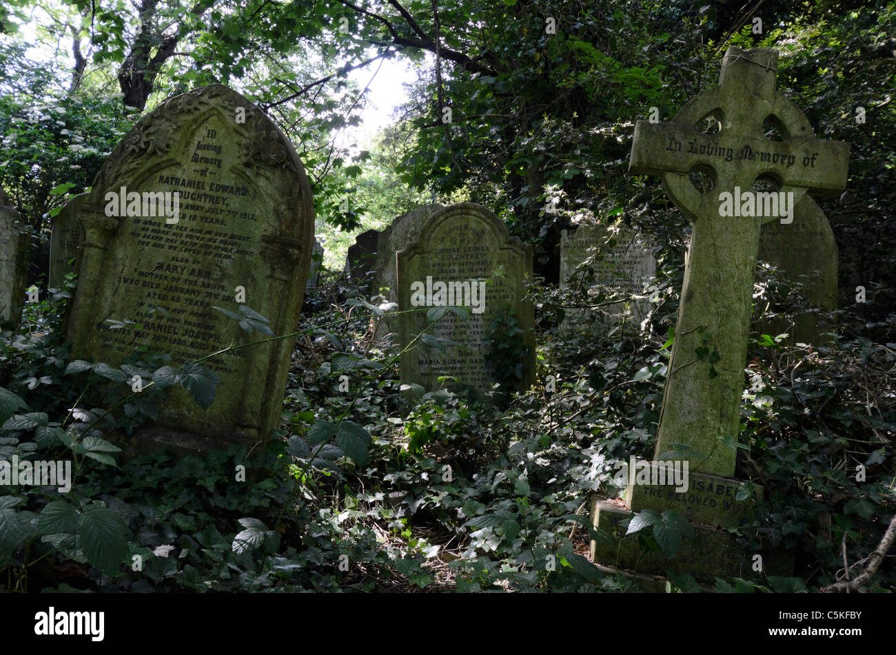 Lapidi presso il cimitero di Nunhead a Londra Foto Stock