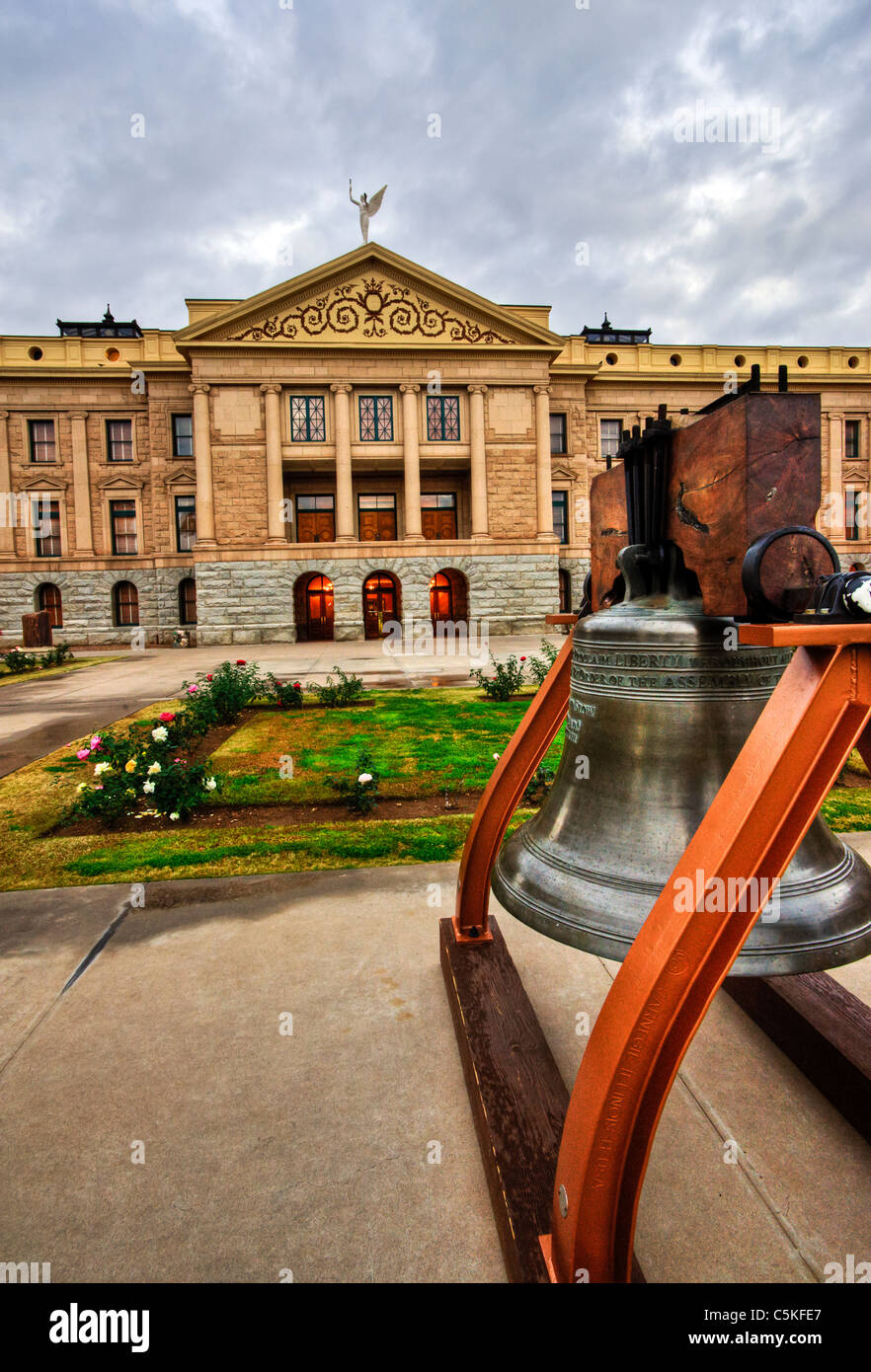 La Arizona Liberty Bell e l'Arizona State Capitol Building in Phoenix, Arizona. Foto Stock