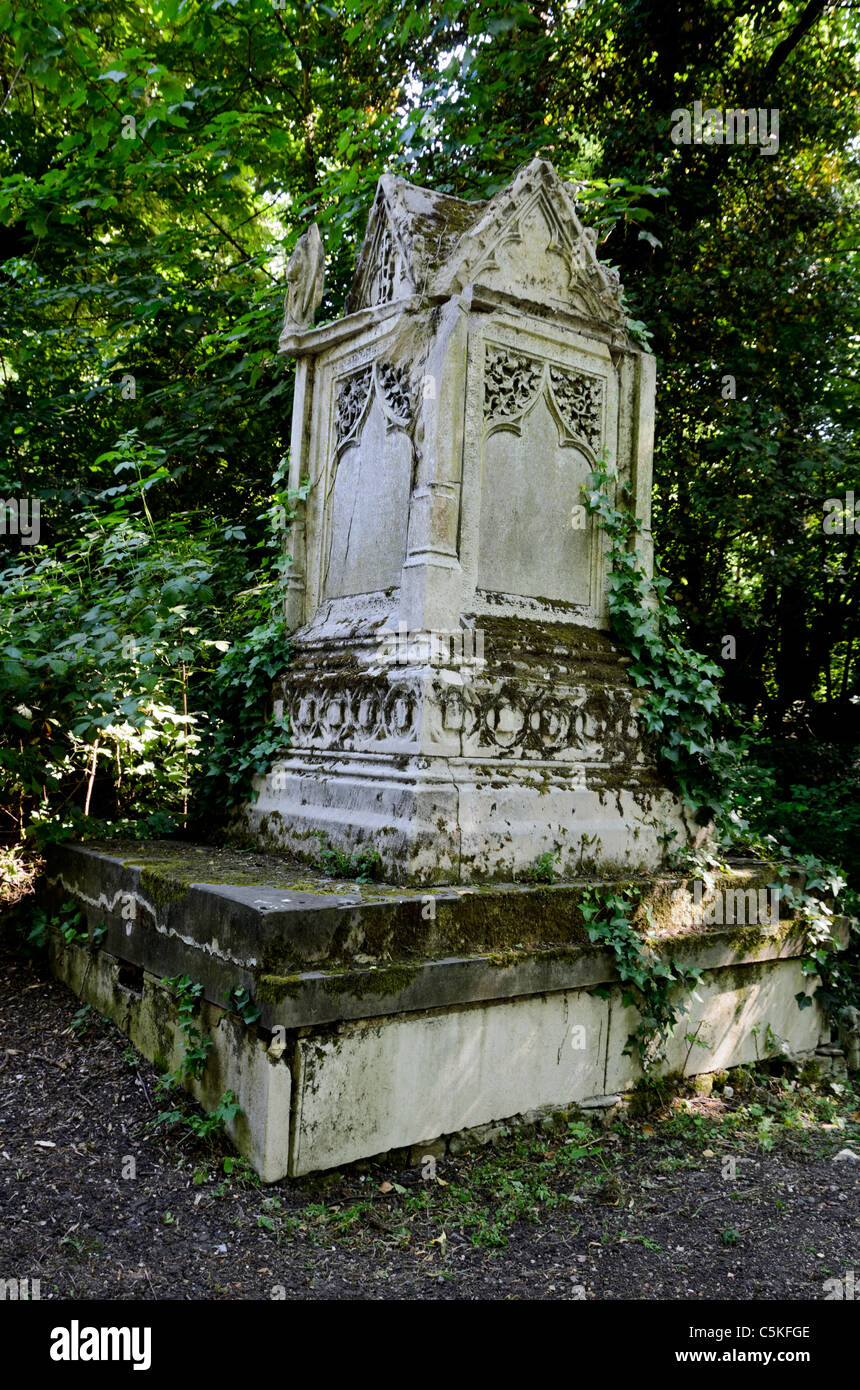 Lapidi presso il cimitero di Nunhead a Londra Foto Stock