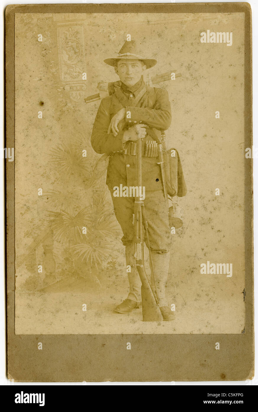 Lo spagnolo guerra americana soldati a Manila nelle Filippine ritratto. Pistola uniforme fucile calibro 45 ottava fanteria Foto Stock