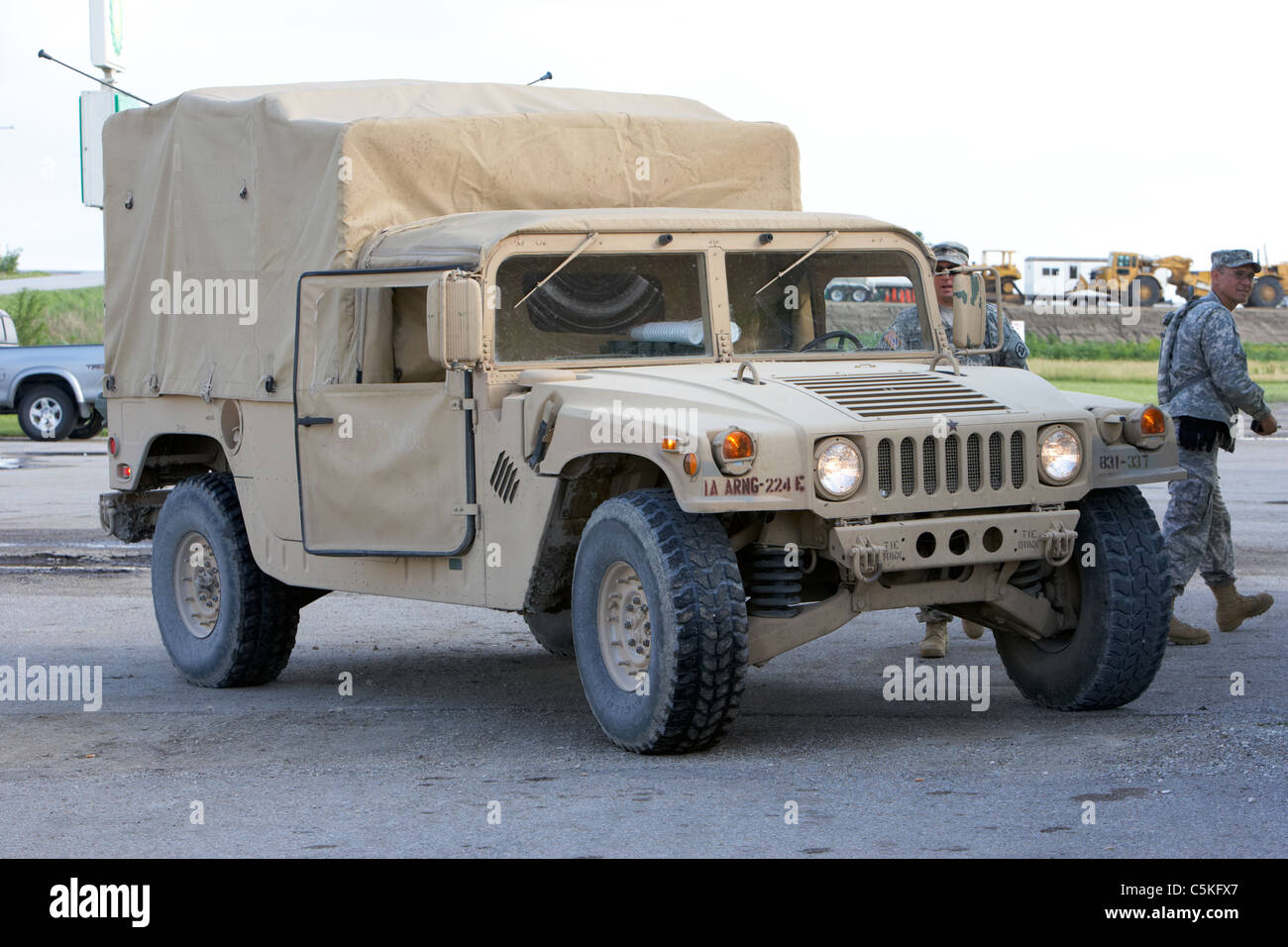 Iowa l esercito nazionale guard humvee cargo carrier di truppa e soldati militari degli Stati Uniti di fronte argini presso il fiume Missouri Foto Stock