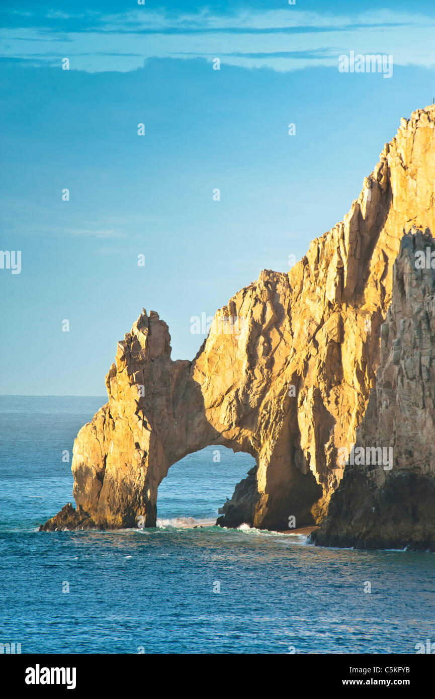 Alba sul famoso Land's End Arch a Cabo San Lucas, Messico. Foto Stock