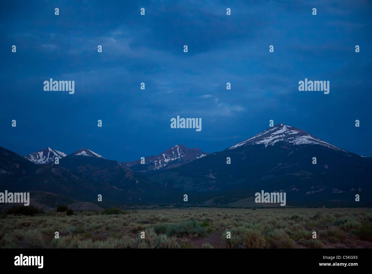 Baker, Nevada - Parco nazionale Great Basin prima dell'alba. Wheeler picco è nel centro; Jeff Davis picco è a destra. Foto Stock