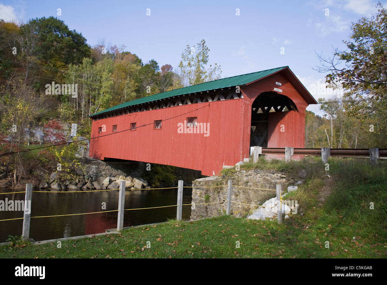 Rosso coperto ponte sul fiume. Foto Stock
