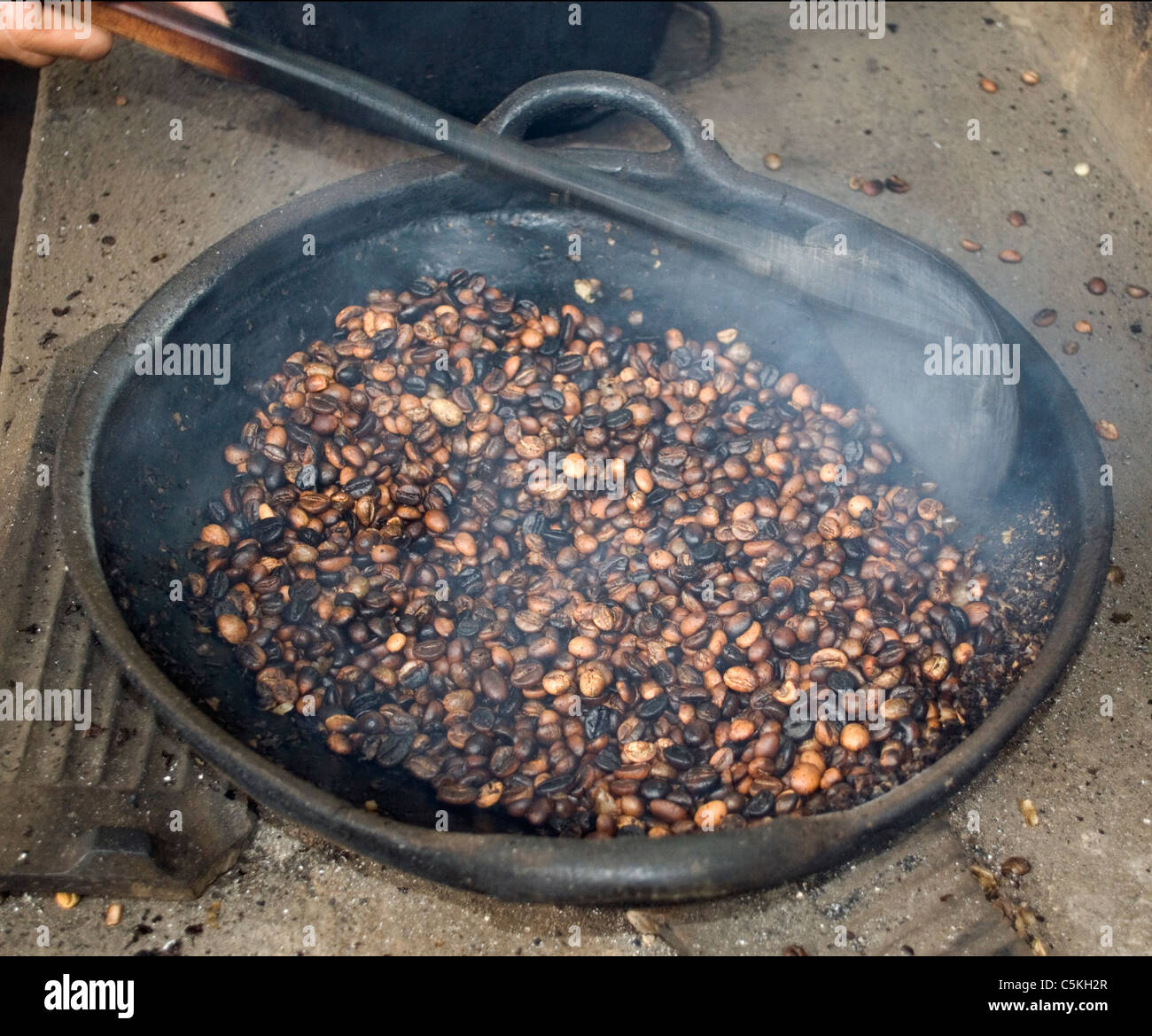 Fresco di tostatura i chicchi di caffè in Bali Foto Stock