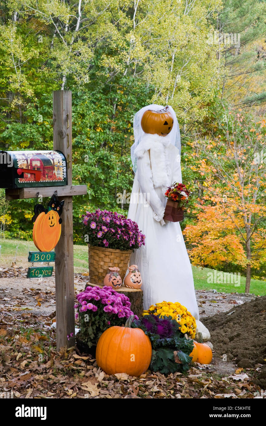 Caduta display compresa una sposa costume con una testa di zucca accanto alla cassetta postale. Foto Stock