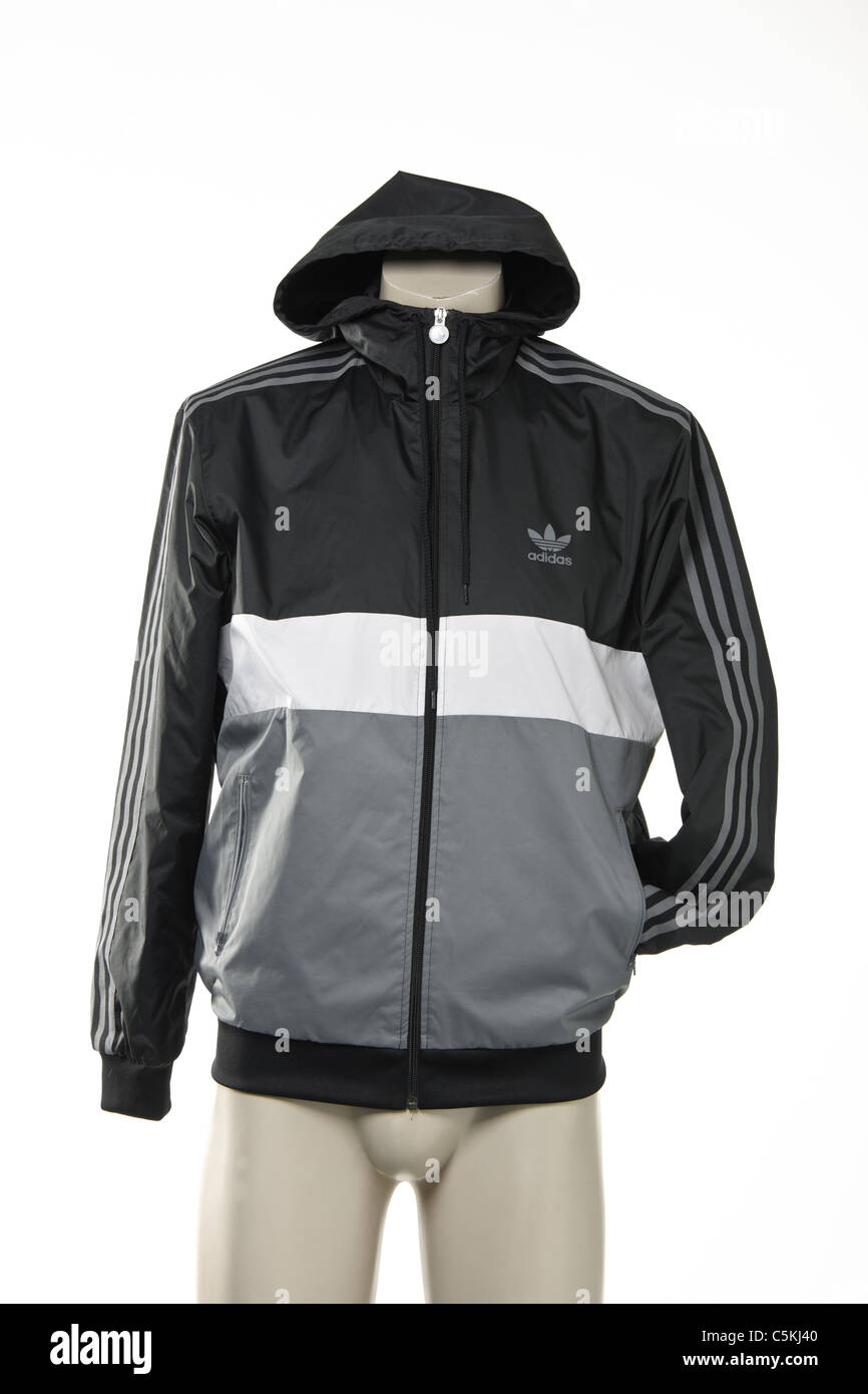 Adidas Parigi gamma abbigliamento uomo giacca a vento giacca full zip con  cappuccio in nylon. Con il logo di trifoglio Foto stock - Alamy