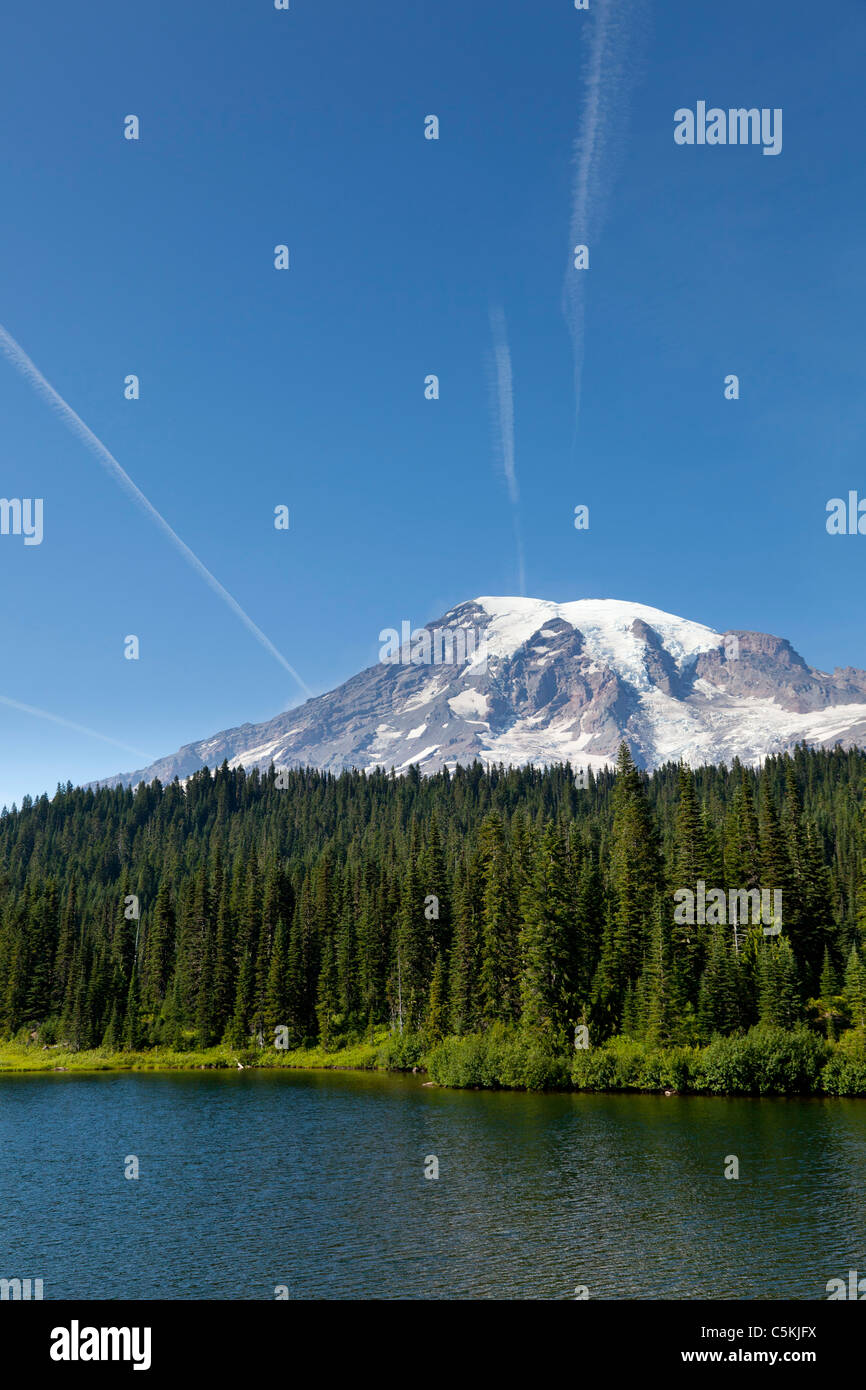 Mount Rainier dalla riflessione sul lago del Parco Nazionale di Washington (USA) Foto Stock