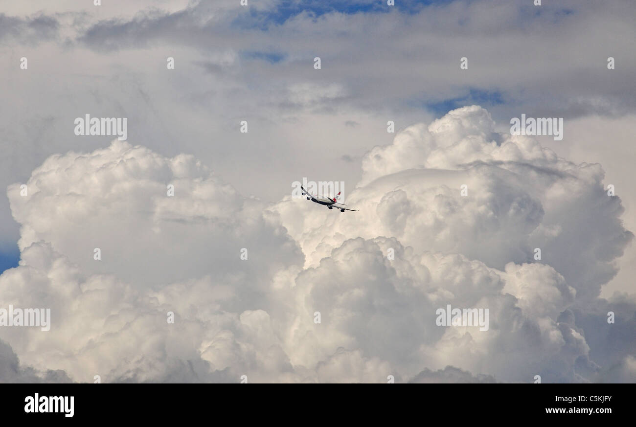 British Airways Boeing 747 aeromobili battenti in nuvole, Stanwell, Surrey, England, Regno Unito Foto Stock
