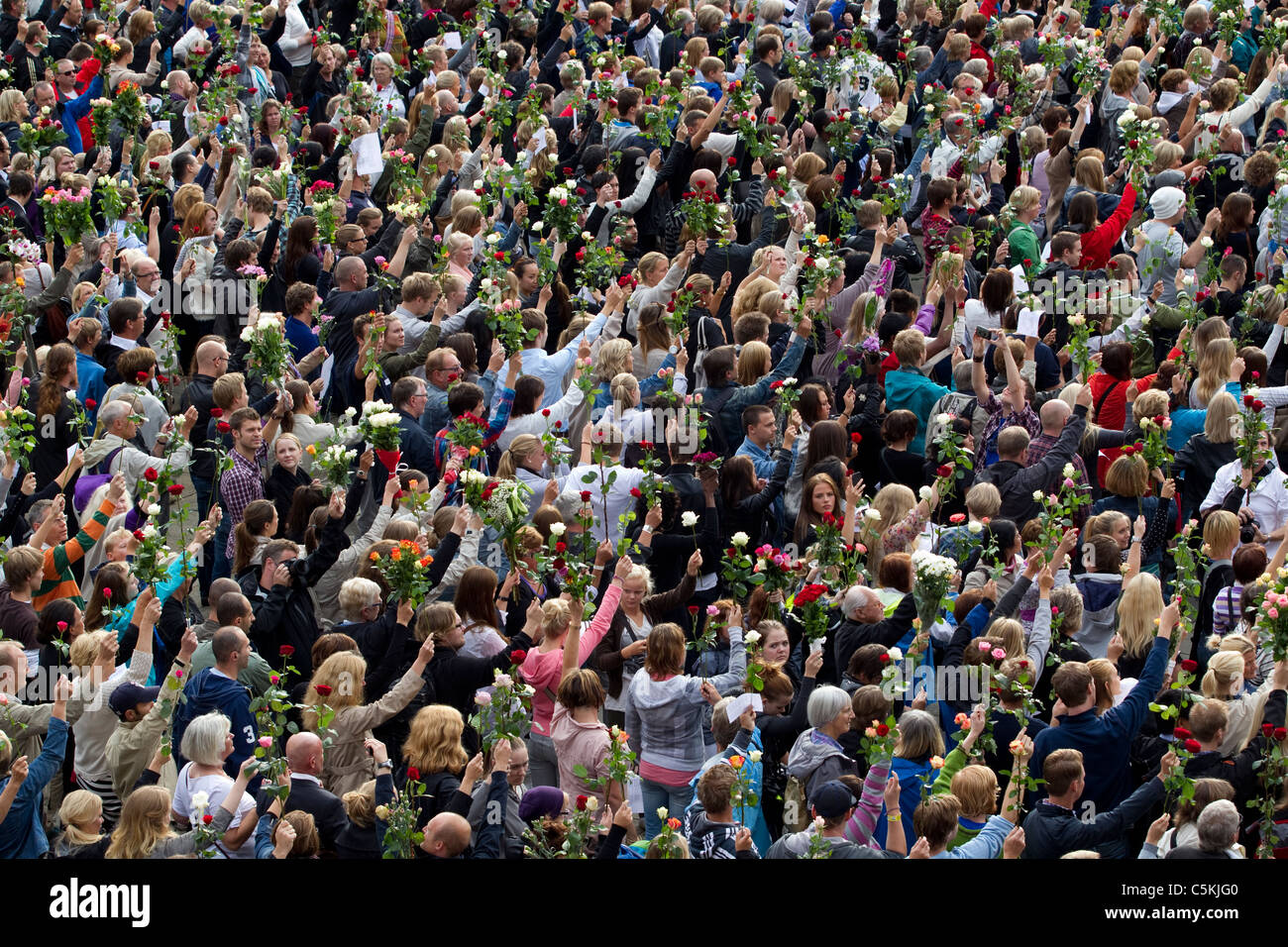 Migliaia di norvegesi di raccogliere al di fuori Oslo City Hall, a frequentare un fiore rosa veglia per le vittime degli attacchi.Foto:Jeff Gilbert Foto Stock