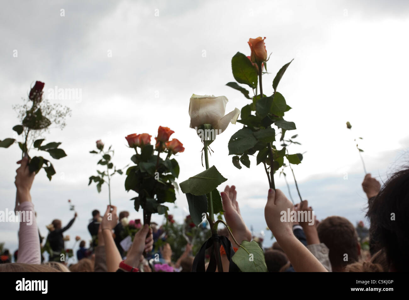 Migliaia di norvegesi di raccogliere al di fuori Oslo City Hall, a frequentare un fiore rosa veglia per le vittime degli attacchi.Foto:Jeff Gilbert Foto Stock