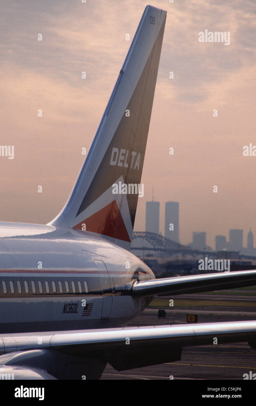 Delta Jet con Manhattan in background, NY Foto Stock