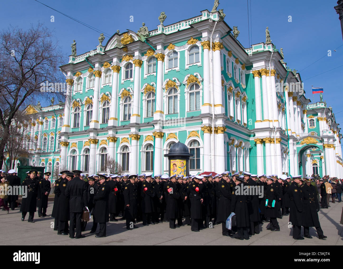 Soldati preparando per una parata militare, Palazzo d'inverno, San Pietroburgo, Russia Foto Stock