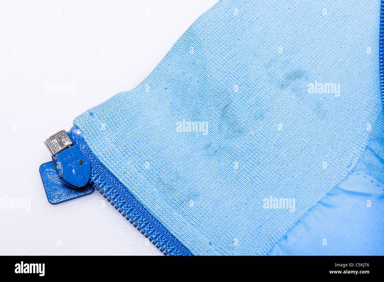 Adidas gamma di Marsiglia sportswear giacca a vento uomo Giacca pioggia in due toni di blu, di nylon nervato dettaglio cintura sporco sporco. Foto Stock
